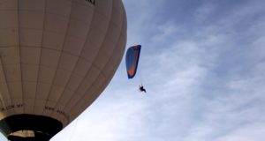 The paraglider and the hot air balloon